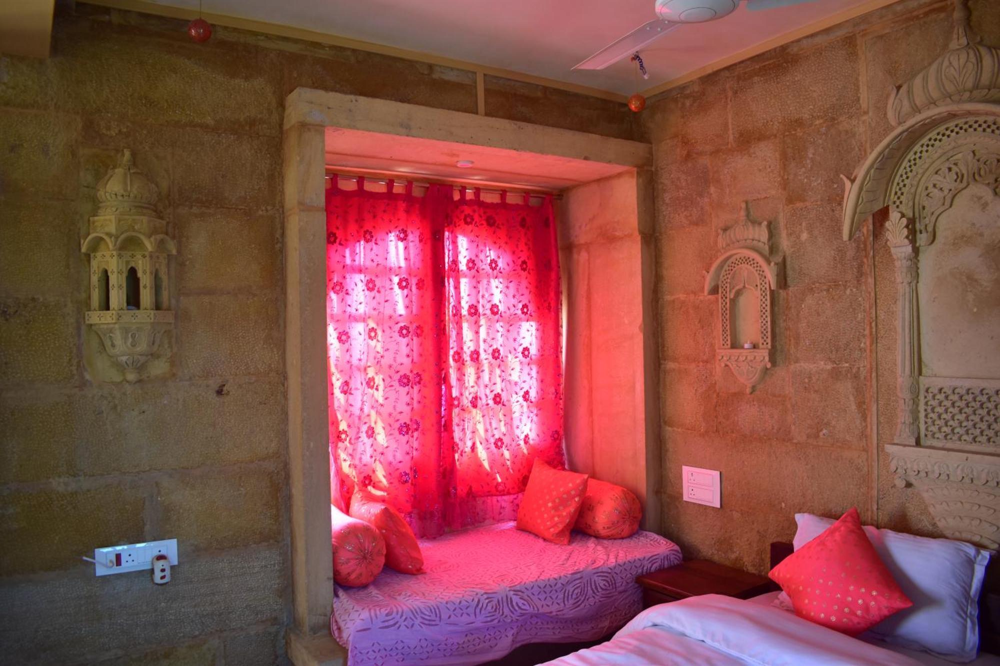 Mud Mirror Guesthouse Джайсалмер Экстерьер фото