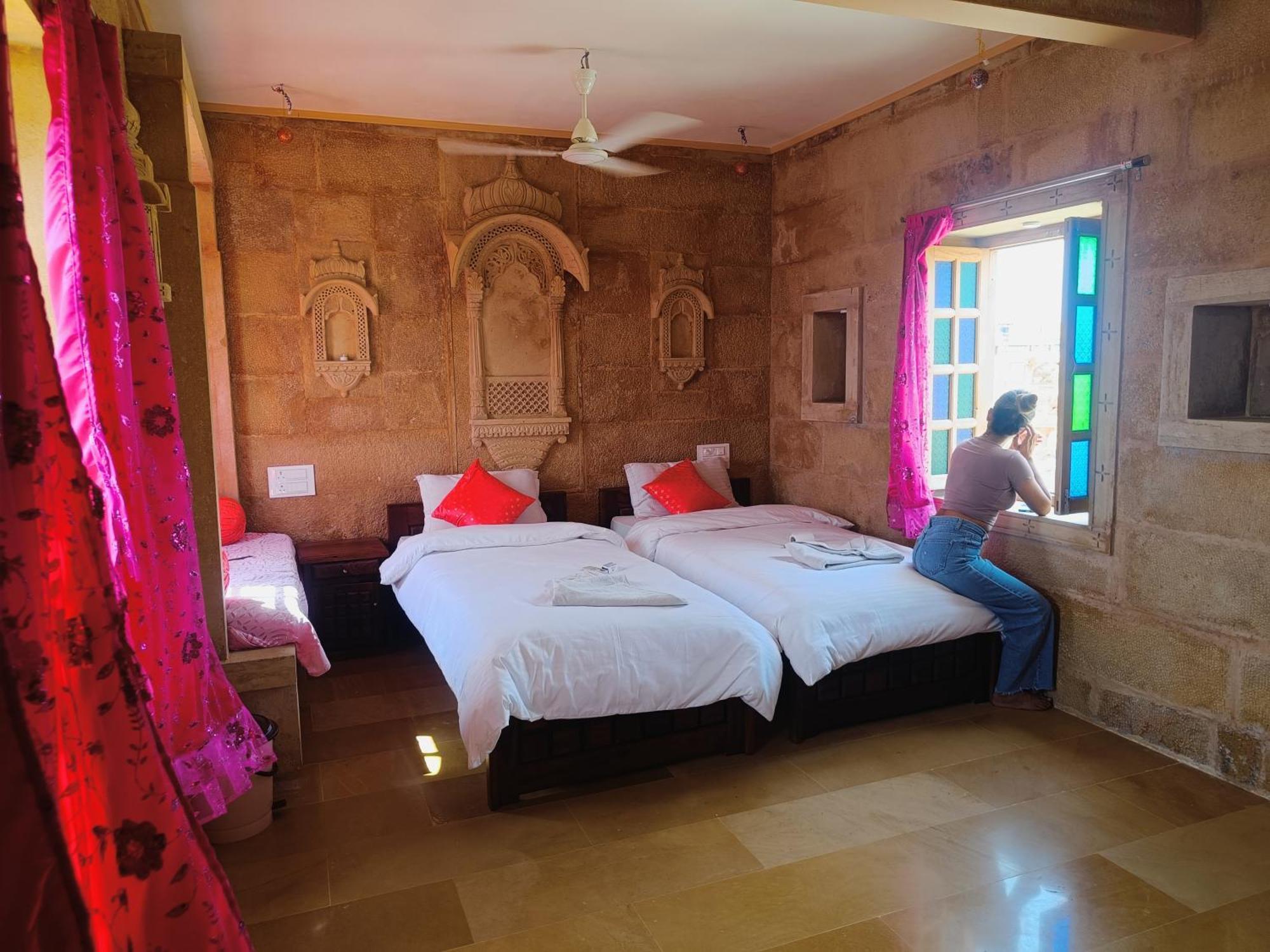 Mud Mirror Guesthouse Джайсалмер Экстерьер фото
