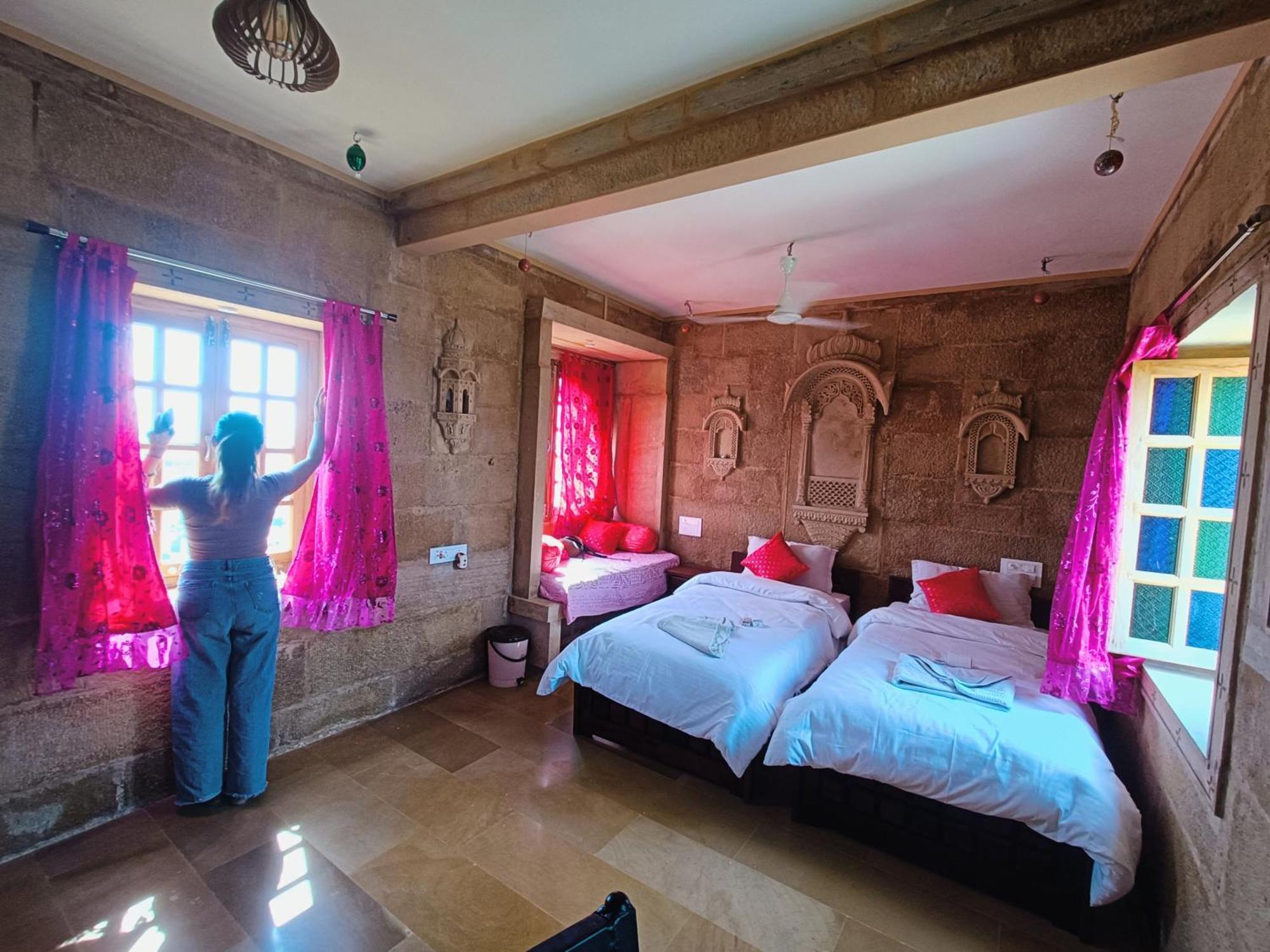Mud Mirror Guesthouse Джайсалмер Экстерьер фото